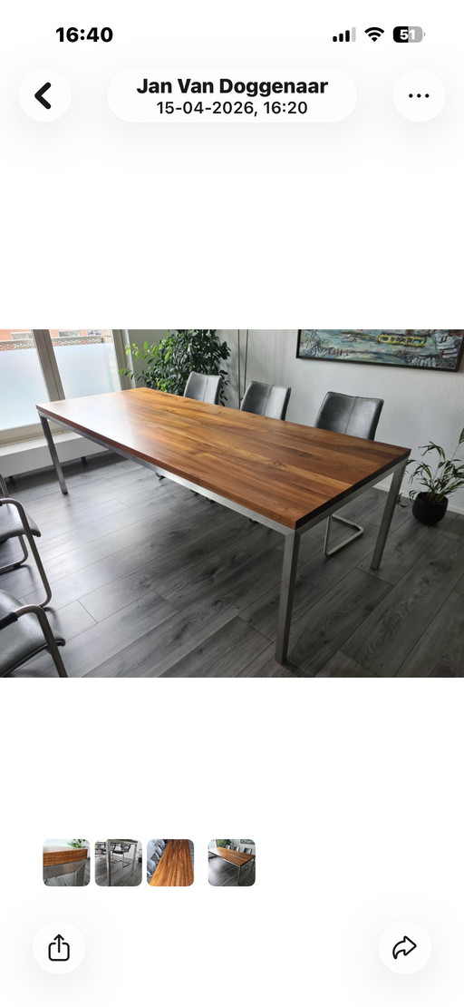 Notenhouten eettafel . Hulshoff design