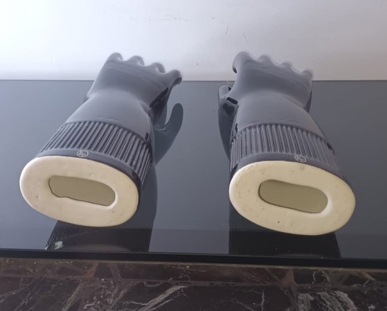 Image 1 of Rare ensemble de 2 moules à gants en porcelaine Pirelli - Art industriel noir du milieu du siècle (1985)