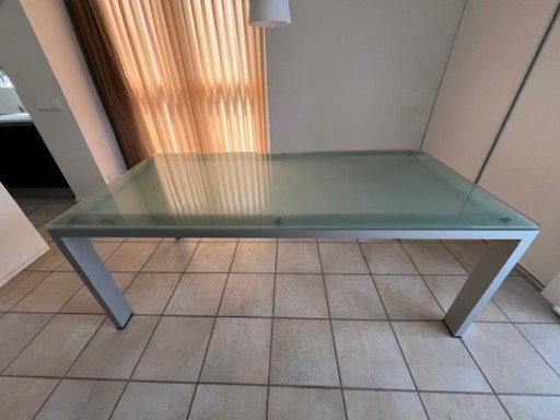 Mesa Arco Graphic con tablero de cristal mate y patas de aluminio lacado. – eettafels, rvs, Glass