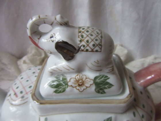 Olifantvormige theepot, wit keramiek met bloemmotief "Andrea by Sadek" vintage, Tafelaccessoires (foto 8 van 10)