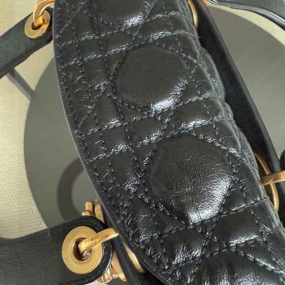 Image 1 of DIOR LADY SMALL - CANNAGE GEGLAZUURD KALFSLEER ZWART MET GOUDEN BESLAG