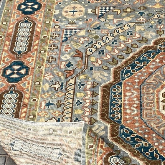 Image 1 of Handgeknoopt wollen vloerkleed van 245x305 cm met geometrisch medaillonpatroon. Handgemaakt tapijt voor de woonkamer.