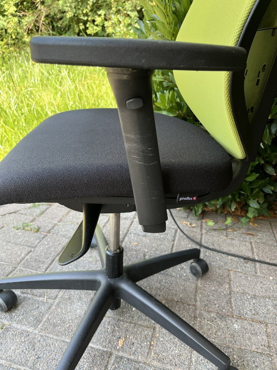 Giroflex 353 – Gebrauchter Bürostuhl mit Netzrückenlehne, Stuhl 4 – Bürostühle, Textile (photo 3 of 7)