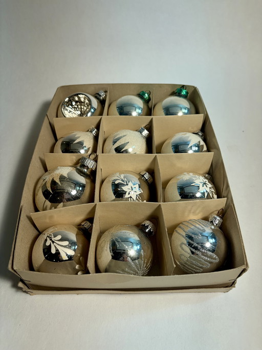 12 silberne Vintage-Weihnachtskugeln aus Glas