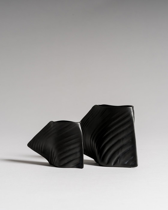 Image 1 of Paire de vases sculpturaux "Scarpa" par Johan van Loon pour Rosenthal, Porcelaine Noire, vers 1980, Allemagne, Studio-Linie