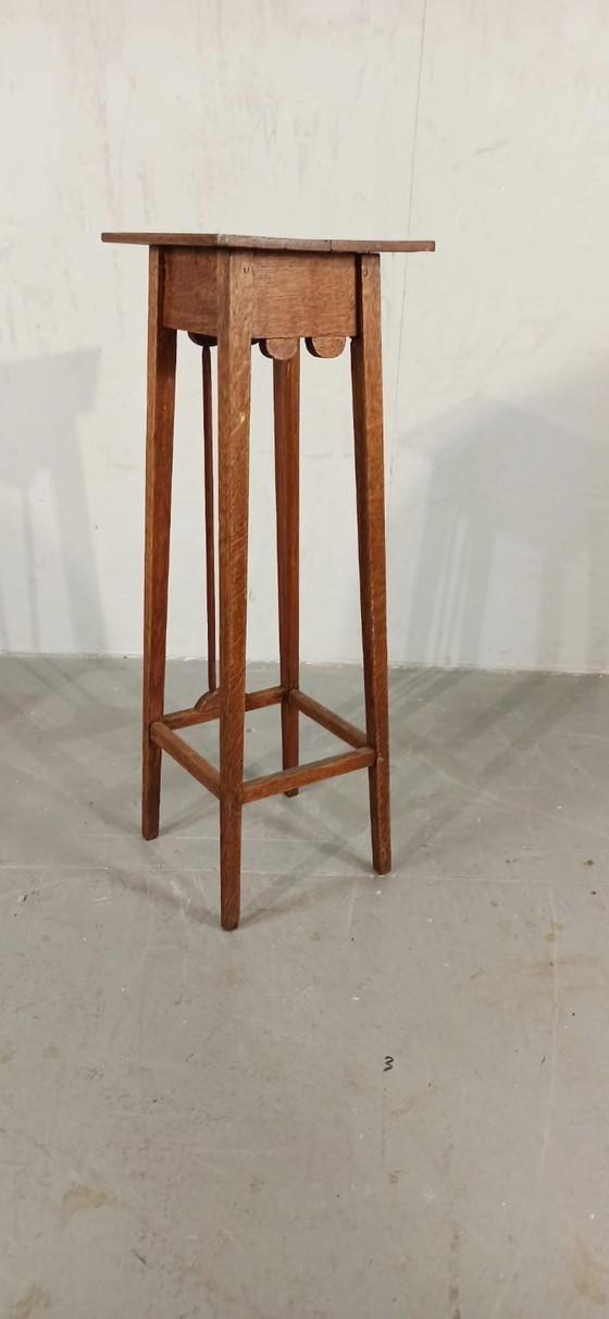 Image 1 of Vintage Arts and Crafts houten plantenstandaard