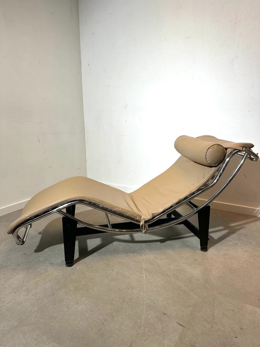 Chaise longue LC4 – diseño de Le Corbusier – marrón claro – réplica – chaises longue