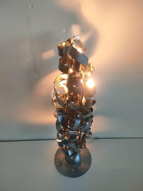 Image 1 of Lámpara de mesa única y exclusiva con detalles metálicos en espiral.