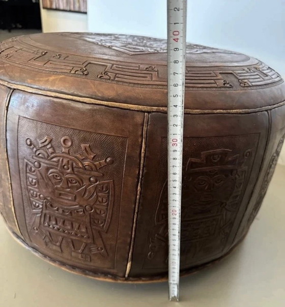 Image 1 of Pouf ethnique vintage en cuir de harnais avec relief inspiré de l'époque maya
