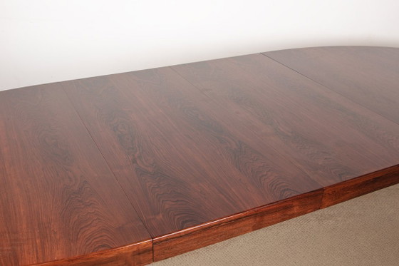 Image 1 of Gran mesa de comedor ovalada y extensible de palisandro danés, diseñada por Harry Østergaard para Randers Mobelfabrik en 1960.