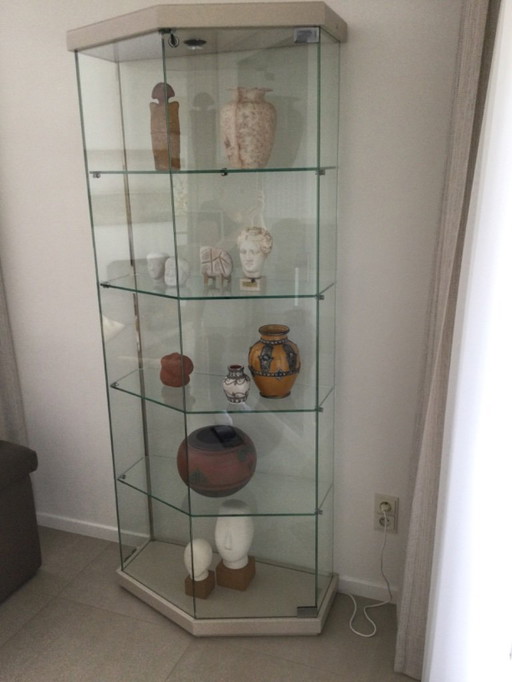 Glazen vitrinekast met verlichting. Volledig uit glas.