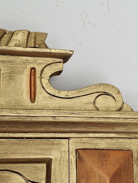 Image 1 of Gilded wooden mirror with carved pediment in the trumeau style