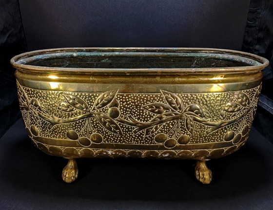 Macetero de latón antiguo – Decoración de hojas y cerezos repujados – c.1900 – Macetas, Brass (photo 6 of 11)