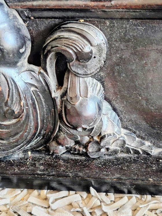 Image 1 of Panneau ancien en bois sculpté représentant un chérubin.