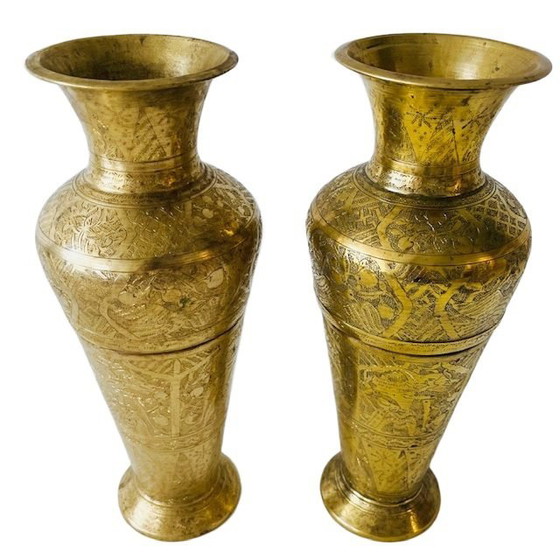 Image 1 of Coppia di antichi vasi orientali in ottone inciso anni '20