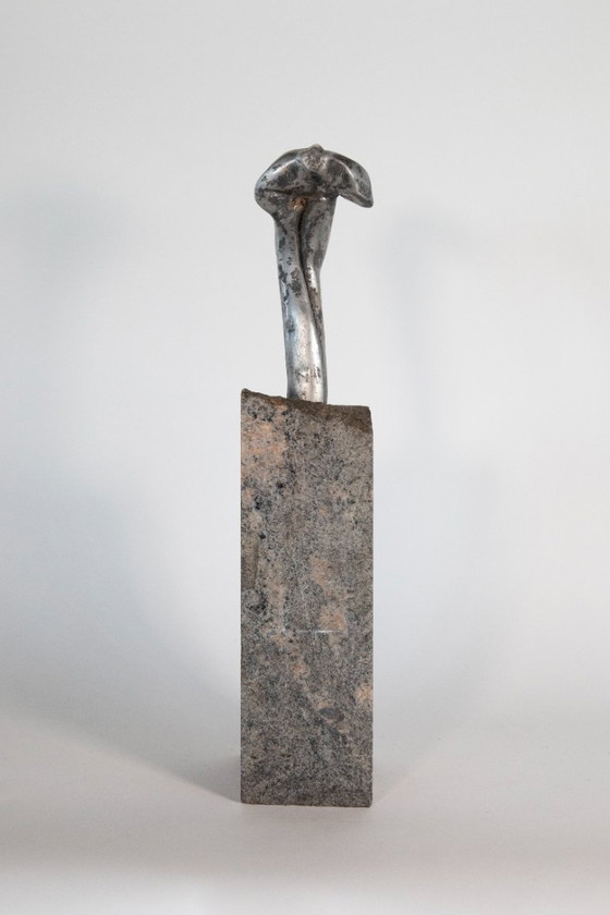 Image 1 of Abstrakte Torsoskulptur auf einem Sockel