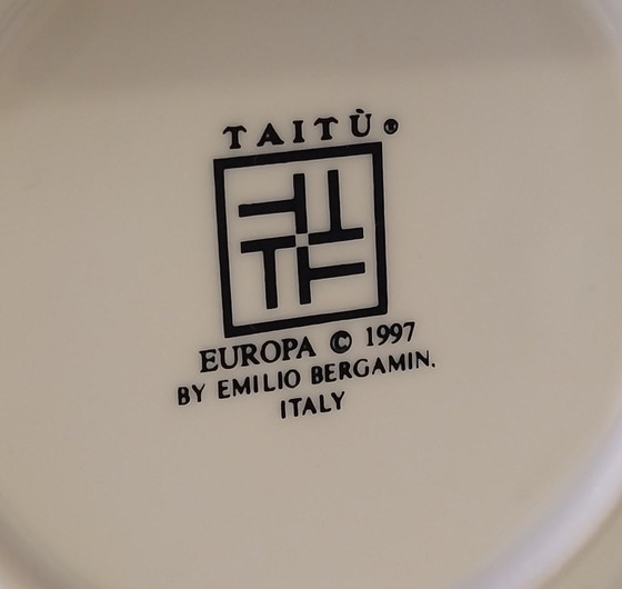 Image 1 of DESIGN-IKONEN: Taitù „Europa“ (1997) – 100 % neuwertiges Set aus der Zeitkapsel, XXL-Teller, 2 x Hauptteller und 1 x Schüssel