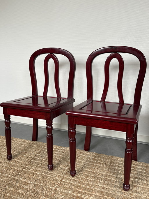 Ensemble vintage/antique de chaises d'enfant chinoises en bois laqué rouge vin, hauteur 72 cm