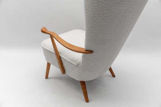 Image 1 of Grandi poltrone con schienale alto in tessuto bouclé bianco e braccioli ergonomici, anni '50