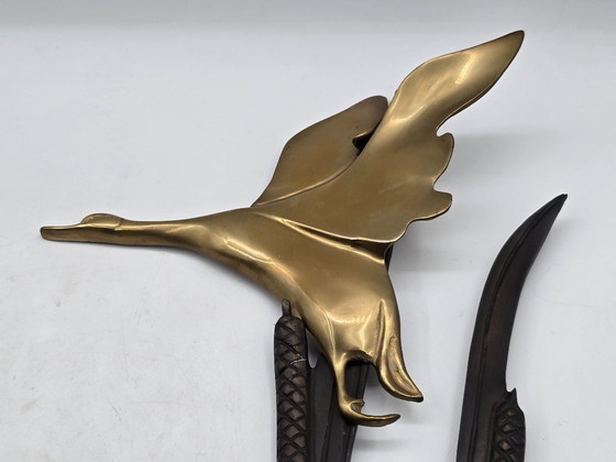 Image 1 of Grande sculpture murale vintage en laiton, représentant un vol d'oiseau.