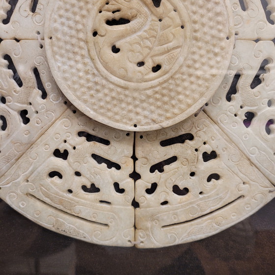 Image 1 of Disco Bi Tallado y Enmarcado, Jadeíta, S. XX – China