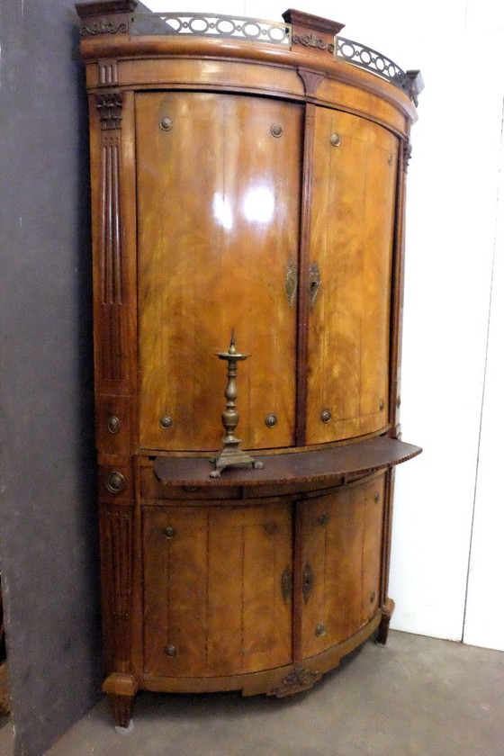 Image 1 of Prachtige 18de eeuwse hoekkast in mahoniehout 