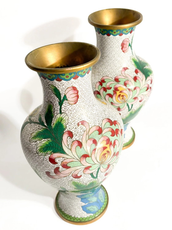 Pair of Chinese Cloisonné Vases with Floral and Hummingbird Motifs, 1950s – Metal (photo 14 of 15)