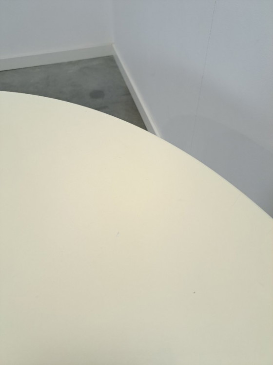 Image 1 of Runder, cremefarbener Esstisch mit gerippten Beinen