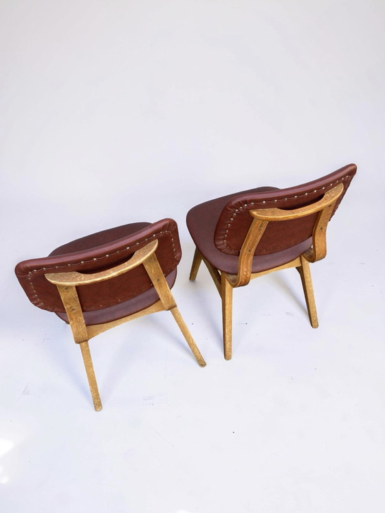 Image 1 of Set di 2 sedie da pranzo vintage con rivestimento in similpelle marrone rossiccio.