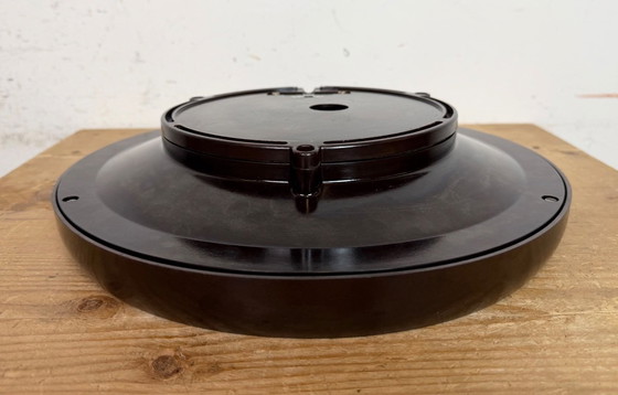 Image 1 of Industriële bakelieten wandklok van Pragotron, jaren 70.