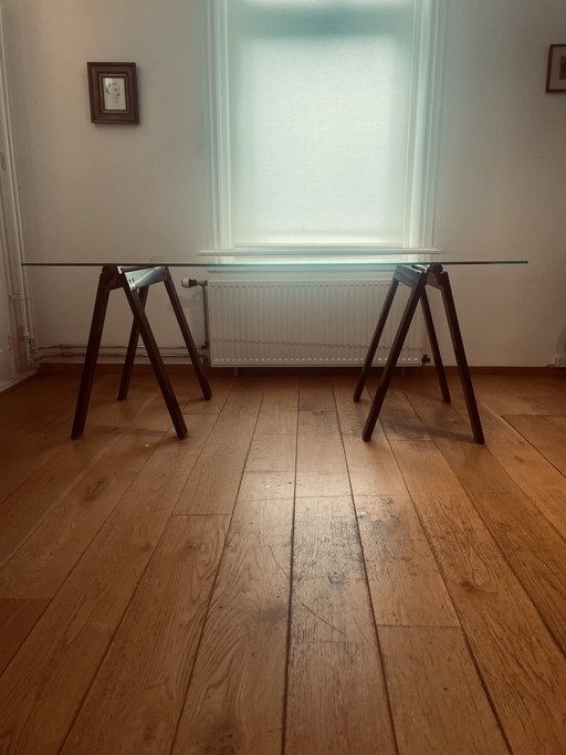 Gaetana Design Bureautafel Met Transparant Glazen Blad Zwart Metalen Poten met rood accent – Zanotta, eettafels, Glass