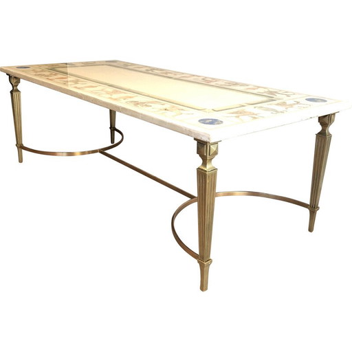 Mesa de centro vintage de bronce y latón con tapa de mármol decorada con motivos de estilo griego.