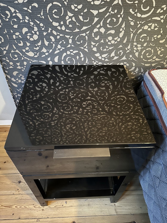 Image 1 of 2 mesitas de noche de la colección JNL – Negro brillante – Diseño de lujo