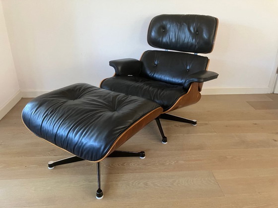 Sillón Eames Lounge original con otomana. – Vitra, Sillones, Leather, Metal (photo 2 of 10)