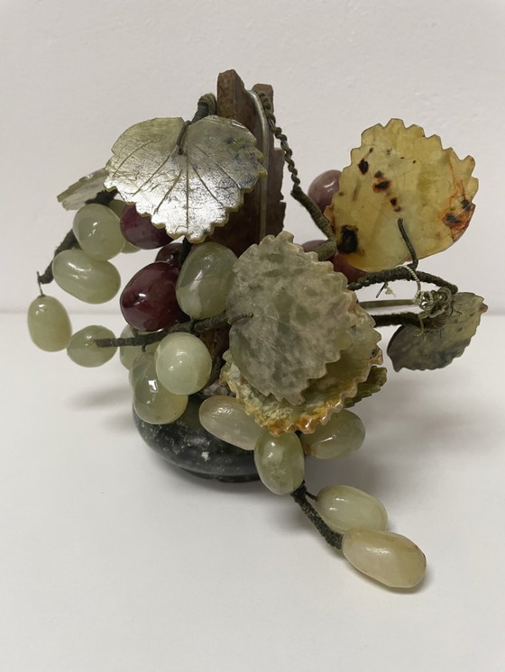 Image 1 of Wijnrank met bladeren en druiven in steen en bewerkte jade, China, midden 20e eeuw