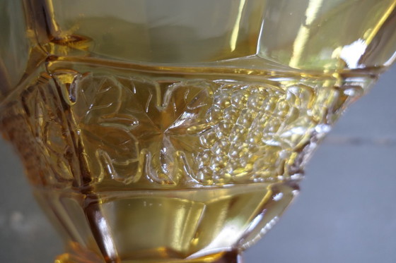 Image 1 of Vaso Art Déco in vetro pressato ambrato pique fleur