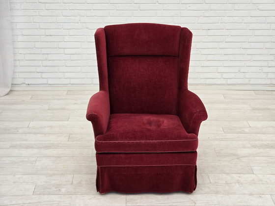 Image 1 of Chaise danoise à dossier haut des années 1970, velours rouge cerise, pieds en frêne