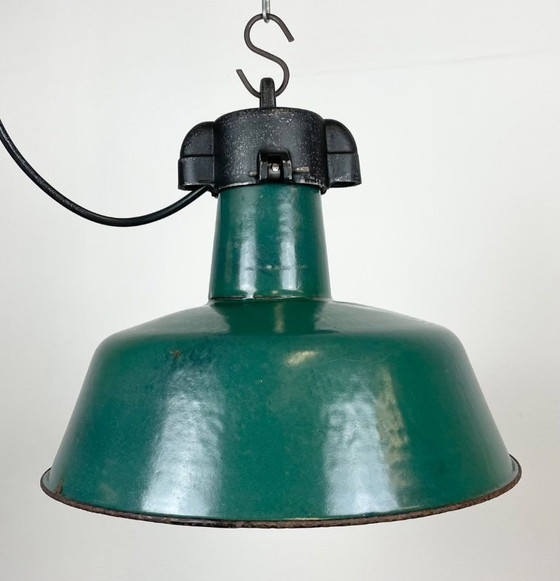 Image 1 of Industrielle Fabriklampe aus grünem Emaille mit gusseisernem Aufsatz, 1960er Jahre