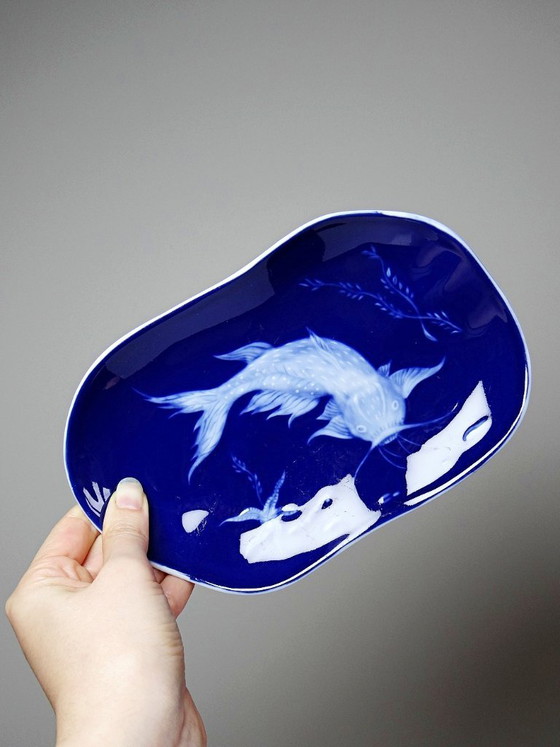 Image 1 of Plato pequeño de porcelana de Limoges con esmalte azul y decoración de peces al estilo japonés.