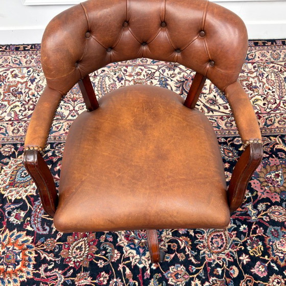 Chaise de bureau Chesterfield Wade anglaise marron – Wade Upholstery, Chaises de bureau, Leather, Wood (photo 6 of 8)