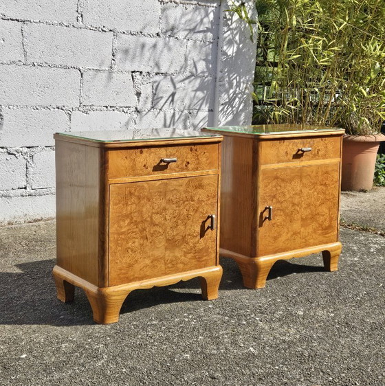 Image 1 of 2 tables de chevet Art déco françaises anciennes - Ensemble de 2 tables de chevet en loupe de bois et verre - Années 30