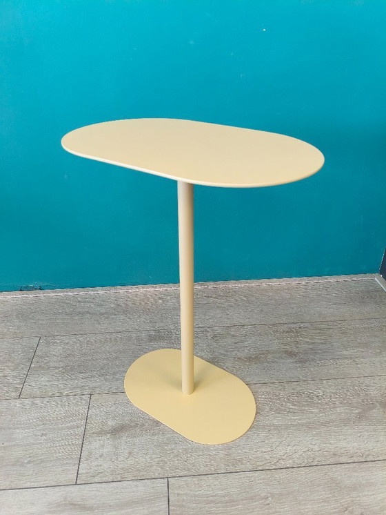 Image 1 of Table d'appoint moderne en métal jaune pastel