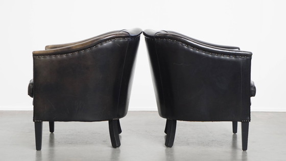 Image 1 of  Set van 2 subtiele zwart/ grijze schapenleren clubfauteuils 