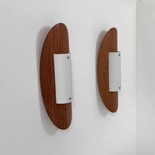 Coppia di applique vintage in legno termoformato e vetro opalino, Francia, 1980