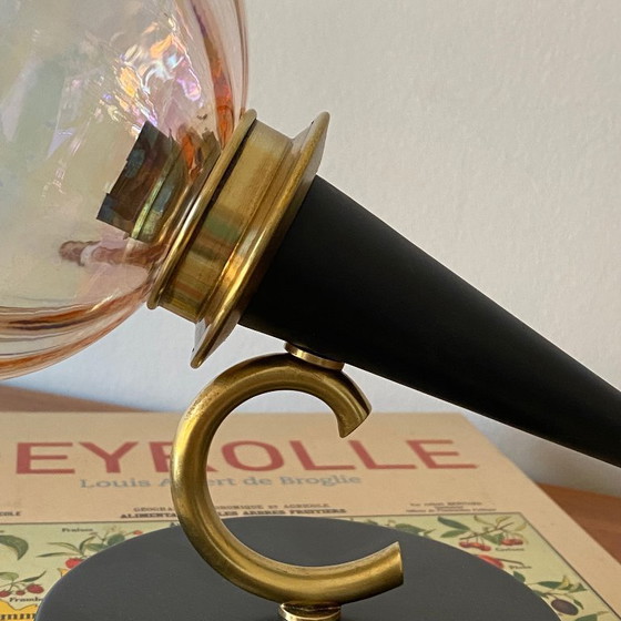 Image 1 of Coppia di lampade da parete a forma di torcia con paralumi in vetro rosa iridescente e finiture dorate