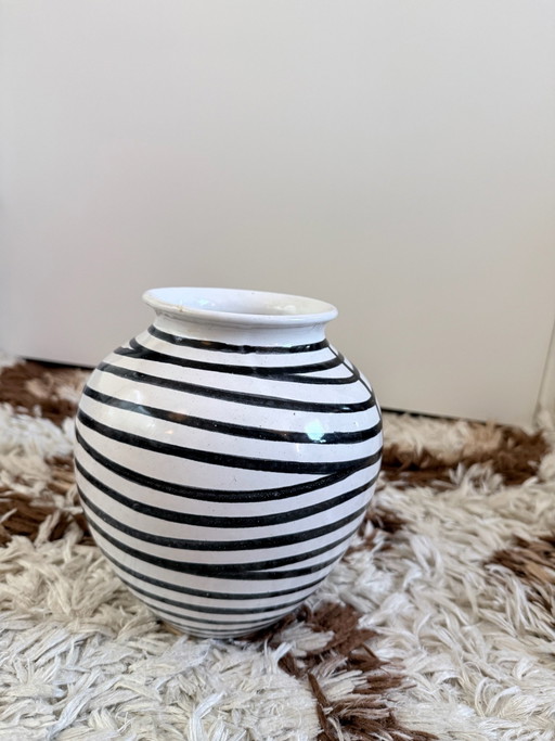 Handgefertigte Vintage Design Studiovaase mit Schwarz-Weiß-Linien (Sechziger)