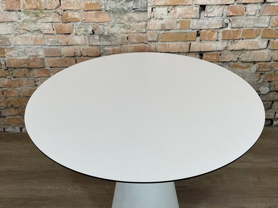 Image 1 of Andreu World Reverse Occasional bianco