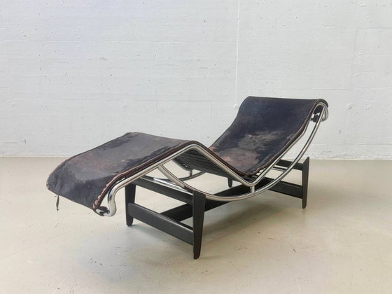 Cassina LC4 Chaises longues en Peau de Poney – Le Corbusier, Pierre Jeanneret & Charlotte Perriand – Metal (photo 18 of 26)