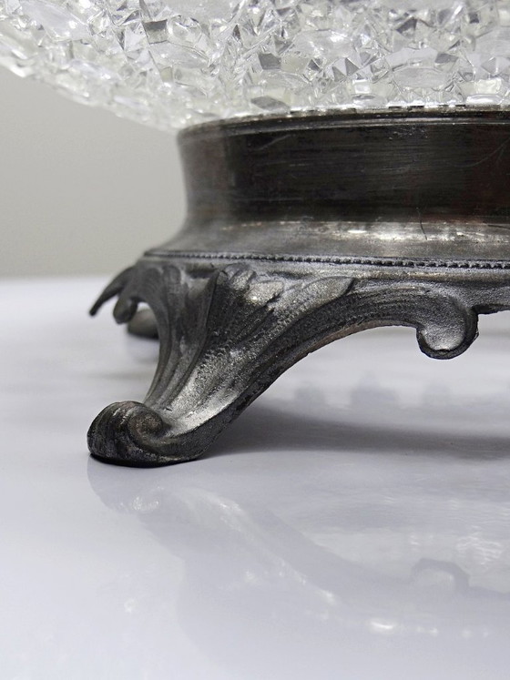 Image 1 of Bol antiguo de vidrio prensado con puntas de diamante, circa 1920-1950, sobre una base de peltre.
