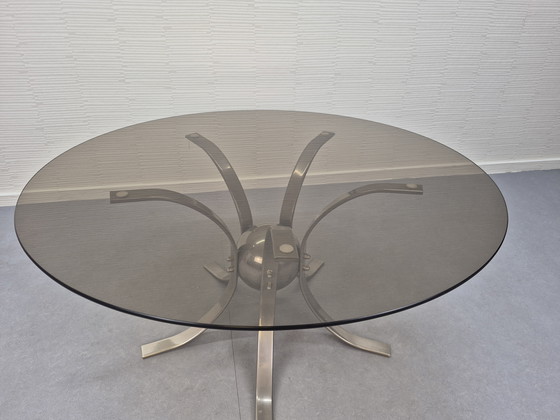 Image 1 of Table basse « Sputnik ». Table vintage en verre fumé avec finitions chromées.